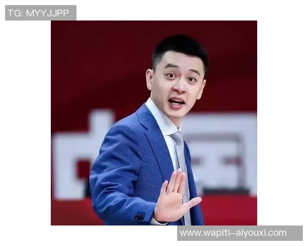 杨鸣摸99号裁判的屁股！不断诉苦，接连吃T 被驱赶进场